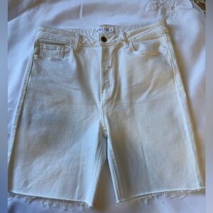 Cello white Bermuda shorts with some stretch are available in size 14.